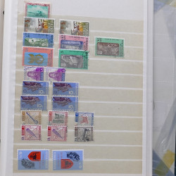 Lot de timbres France et Monde à trier en un carton en bois.