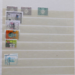 Lot de timbres France et Monde à trier en un carton en bois.