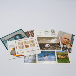 Lot de timbres France et Monde à trier en un carton en bois.
