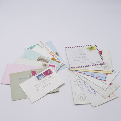 Lot de timbres France et Monde à trier en un carton en bois.