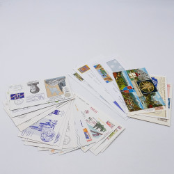 Lot de timbres France et Monde à trier en un carton en bois.