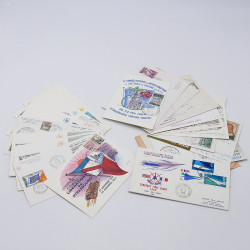 Lot de timbres France et Monde à trier en un carton en bois.