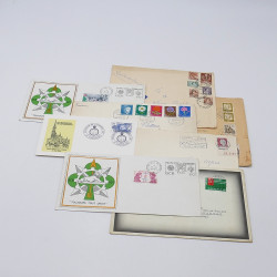 Lot de timbres France et Monde à trier en un carton en bois.