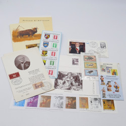Lot de timbres France et Monde à trier en un carton en bois.