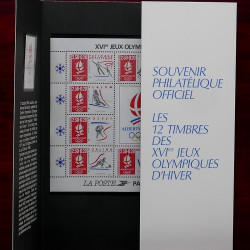 Lot de timbres France et Monde à trier en un boite.