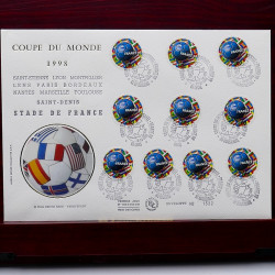 Lot de timbres France et Monde à trier en un boite.