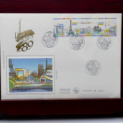Lot de timbres France et Monde à trier en un boite.