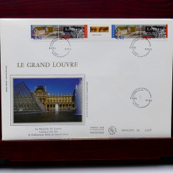Lot de timbres France et Monde à trier en un boite.