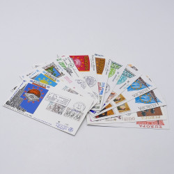 Lot de timbres France et Monde à trier en un boite.