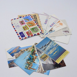 Lot de timbres France et Monde à trier en un boite.