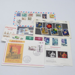 Lot de timbres France et Monde à trier en un boite.