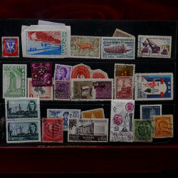 Lot de timbres France et Monde à trier en un boite.