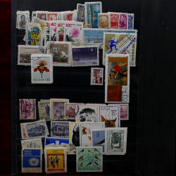 Lot de timbres France et Monde à trier en un boite.