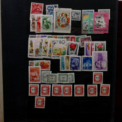 Lot de timbres France et Monde à trier en un boite.
