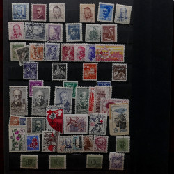 Lot de timbres France et Monde à trier en un boite.
