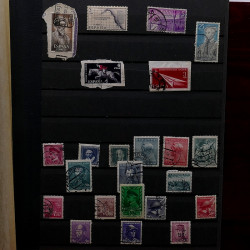 Lot de timbres France et Monde à trier en un boite.