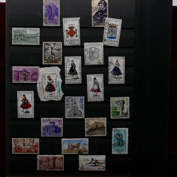 Lot de timbres France et Monde à trier en un boite.