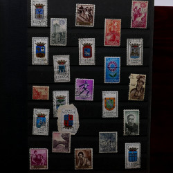Lot de timbres France et Monde à trier en un boite.