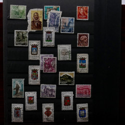 Lot de timbres France et Monde à trier en un boite.