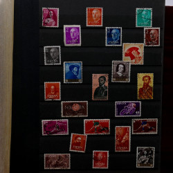 Lot de timbres France et Monde à trier en un boite.