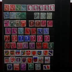 Lot de timbres France et Monde à trier en un boite.