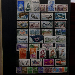 Lot de timbres France et Monde à trier en un boite.