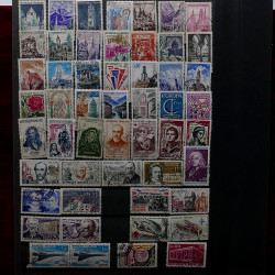 Lot de timbres France et Monde à trier en un boite.
