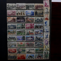 Lot de timbres France et Monde à trier en un boite.