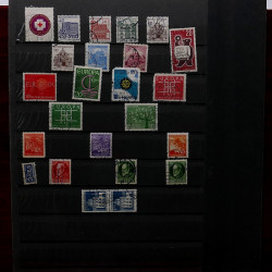 Lot de timbres France et Monde à trier en un boite.
