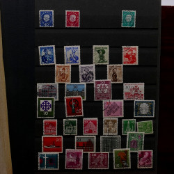 Lot de timbres France et Monde à trier en un boite.