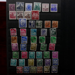 Lot de timbres France et Monde à trier en un boite.