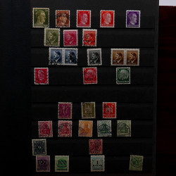 Lot de timbres France et Monde à trier en un boite.
