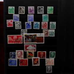 Lot de timbres France et Monde à trier en un boite.