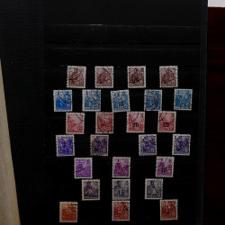 Lot de timbres France et Monde à trier en un boite.