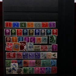 Lot de timbres France et Monde à trier en un boite.