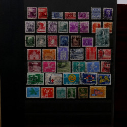 Lot de timbres France et Monde à trier en un boite.