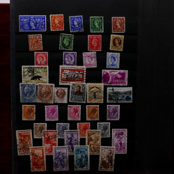 Lot de timbres France et Monde à trier en un boite.