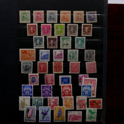 Lot de timbres France et Monde à trier en un boite.