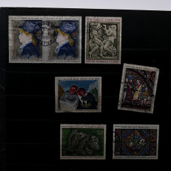 Lot de timbres France et Monde à trier en un boite.
