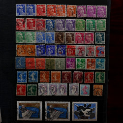 Lot de timbres France et Monde à trier en un boite.
