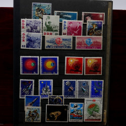Lot de timbres France et Monde à trier en un boite.