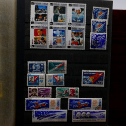Lot de timbres France et Monde à trier en un boite.