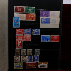 Lot de timbres France et Monde à trier en un boite.