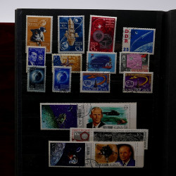 Lot de timbres France et Monde à trier en un boite.
