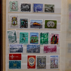 Lot de timbres France et Monde à trier en un boite.