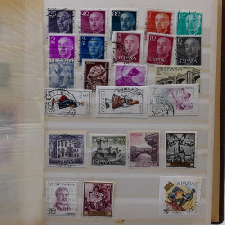 Lot de timbres France et Monde à trier en un boite.