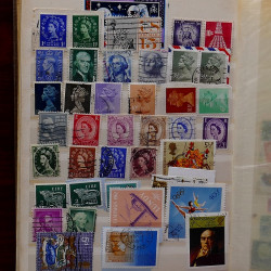 Lot de timbres France et Monde à trier en un boite.