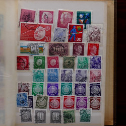 Lot de timbres France et Monde à trier en un boite.