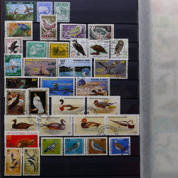 Lot de timbres France et Monde à trier en un boite.