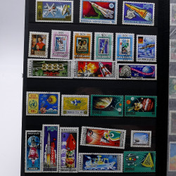 Lot de timbres France et Monde à trier en un boite.